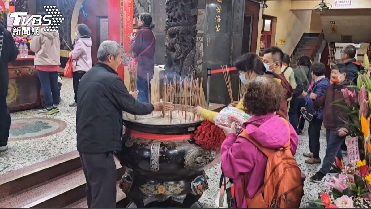 詐騙手法再升級！「強塞籤詩」嚇壞呂文婉　廟方揭背後真相。(圖／TVBS)