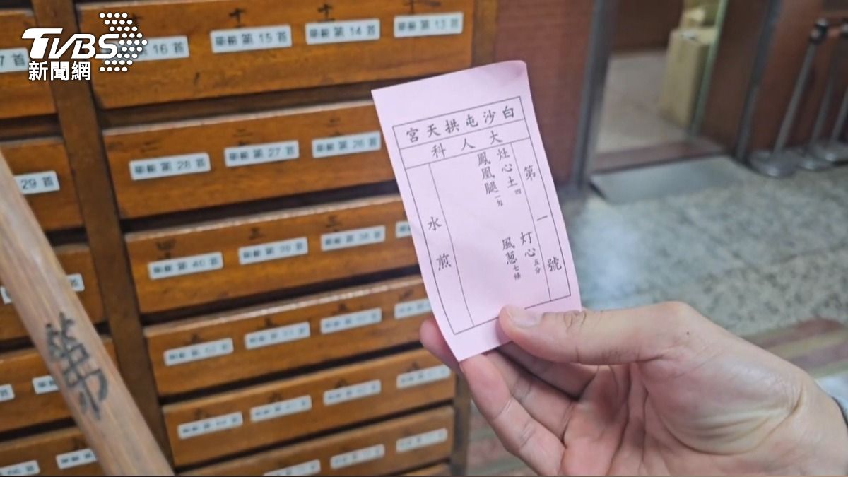 呂文婉拱天宮遇詭事　婦強塞籤詩急逃。(圖／TVBS)