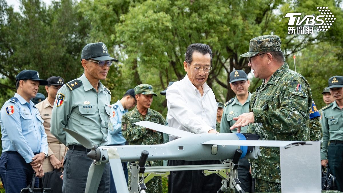 顧立雄聽取專人說明Altius-600M攻擊型無人機性能諸元。（圖／國防部提供）