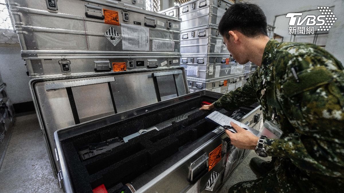 幹部清點庫儲Altius-600M攻擊型無人機。(圖/國防部提供)