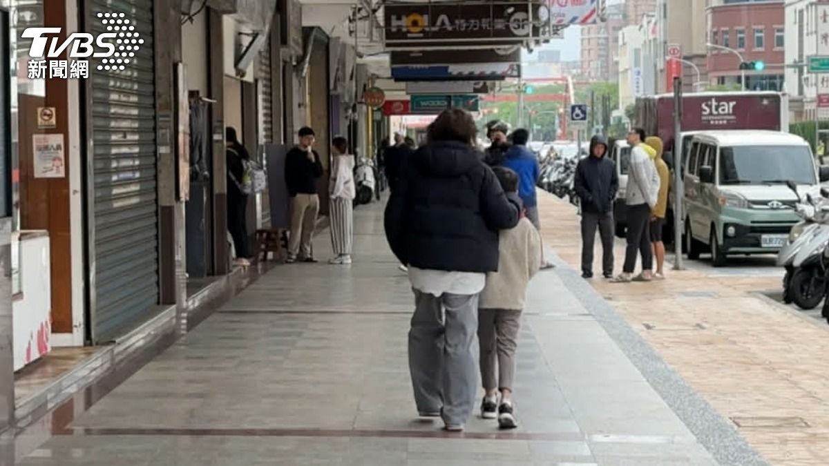 竹北家樂福熄燈後,「無人投標」震驚當地。(圖/TVBS)