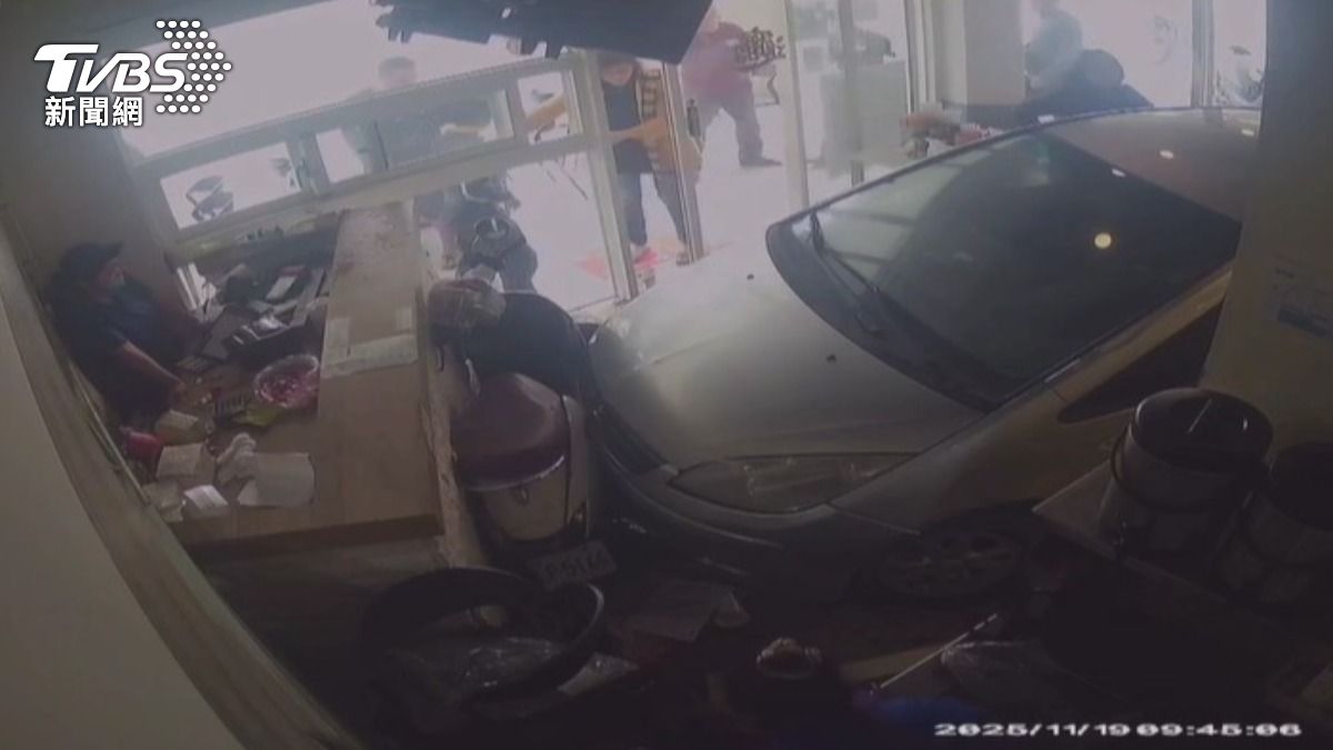 轎車撞進早餐店,女店員被卡在櫃檯跟牆壁的縫隙之間。(圖/TVBS)