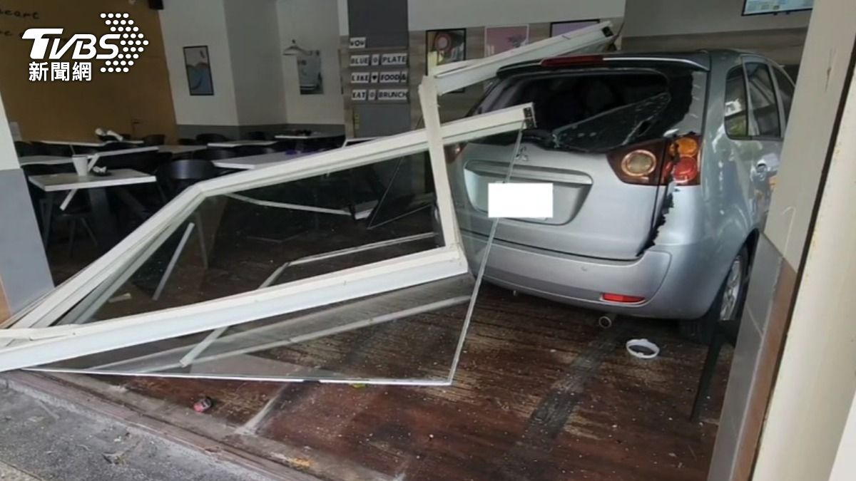 轎車撞破落地窗。(圖/TVBS)