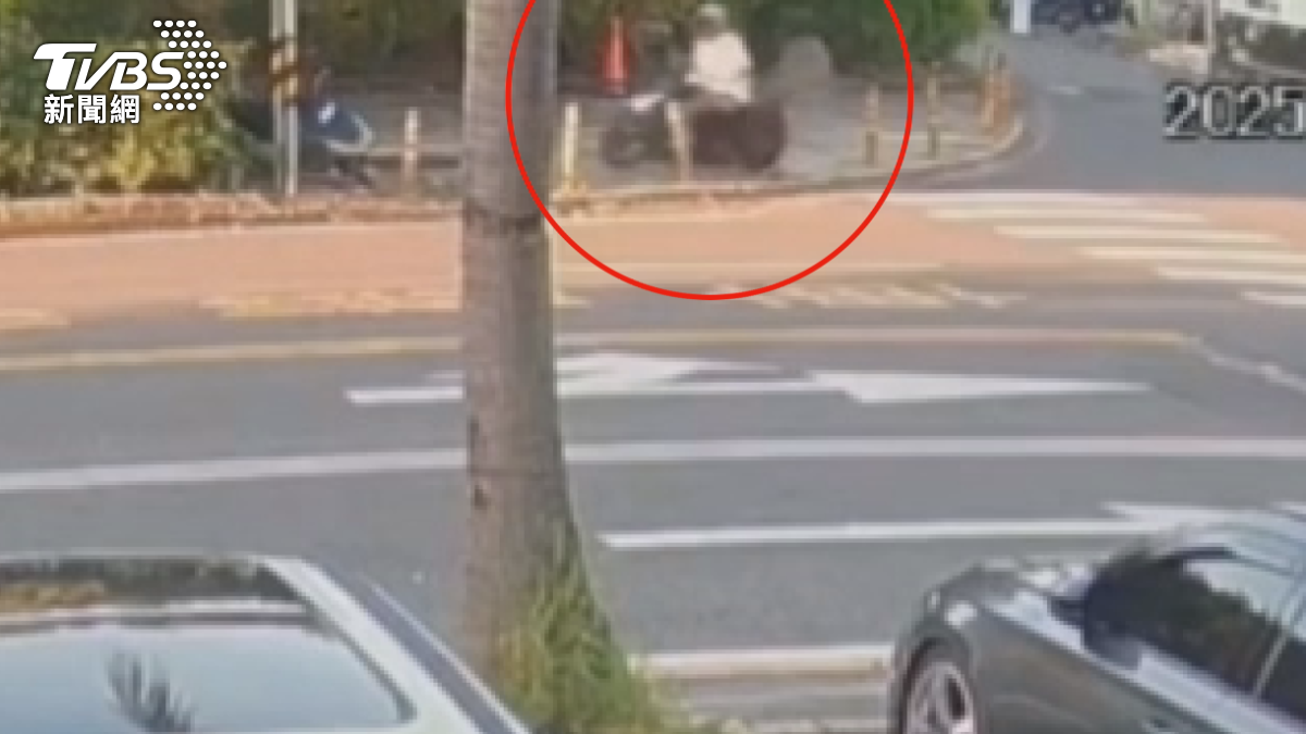 屏東恆春16號發生死亡車禍，一名騎士自摔重傷不治。（圖／TVBS）