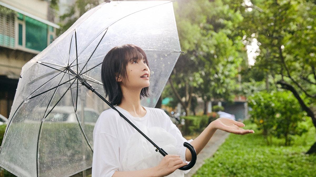出走都市喧囂!楊丞琳「自我治癒」旅程曝光 遇下雨天喊:好幸運