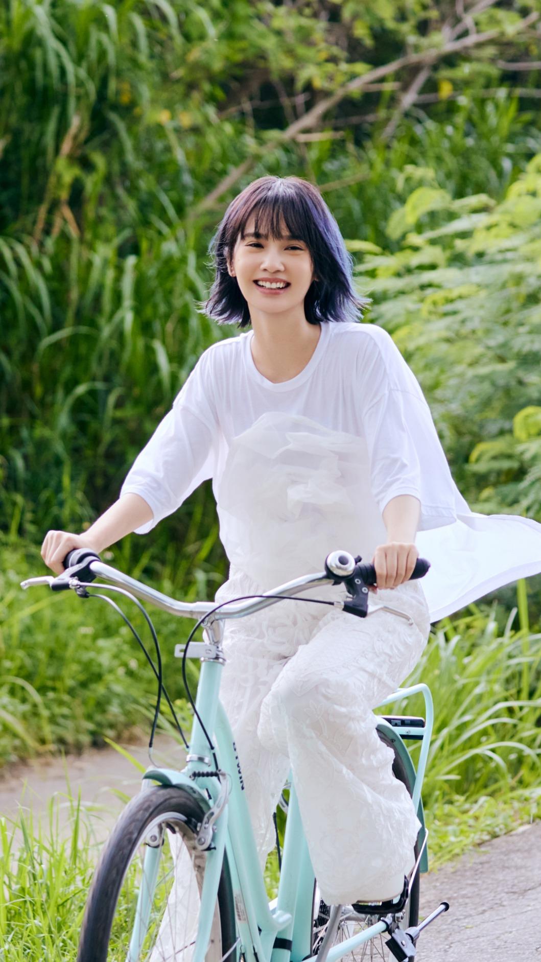 楊丞琳在大自然中自由飄蕩。(圖/索尼音樂提供)