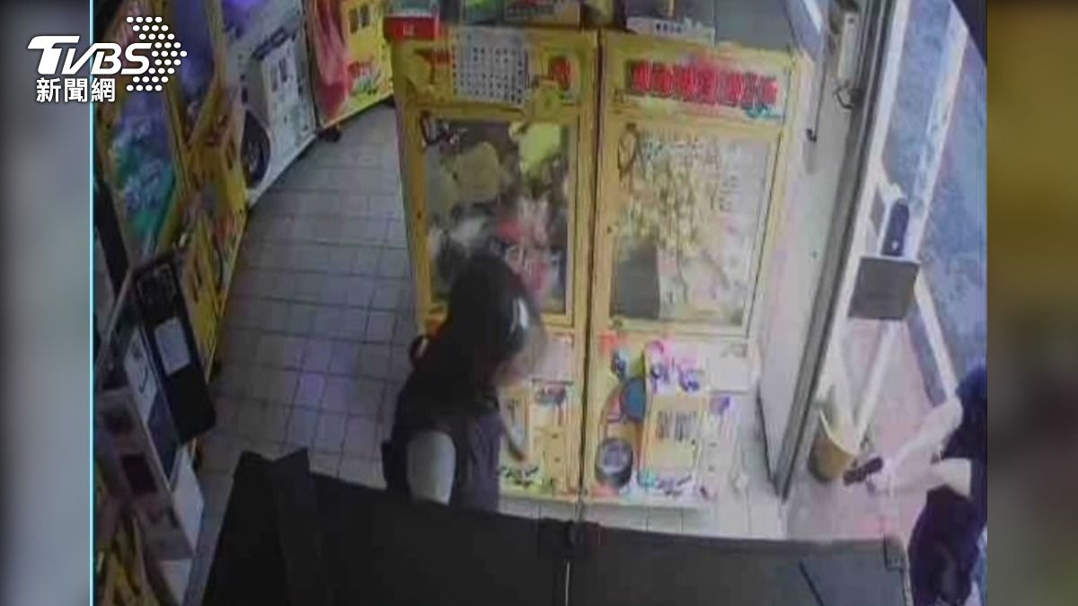 男子在紫南宮前娃娃機店偷竊,當場遭警逮捕。(圖/TVBS)