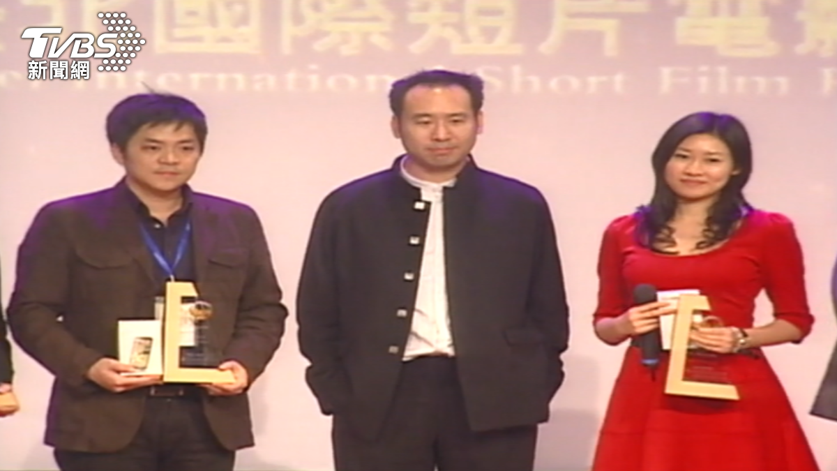 名模孫正華(右)驚爆已和苗華斌(中)離婚。(圖/TVBS)