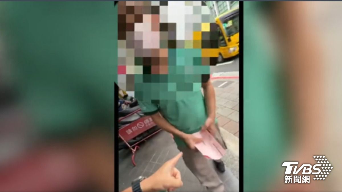 卸貨司機不滿違停被拍照,上前與行人理論,還遭指控揮拳打人。(圖/TVBS)