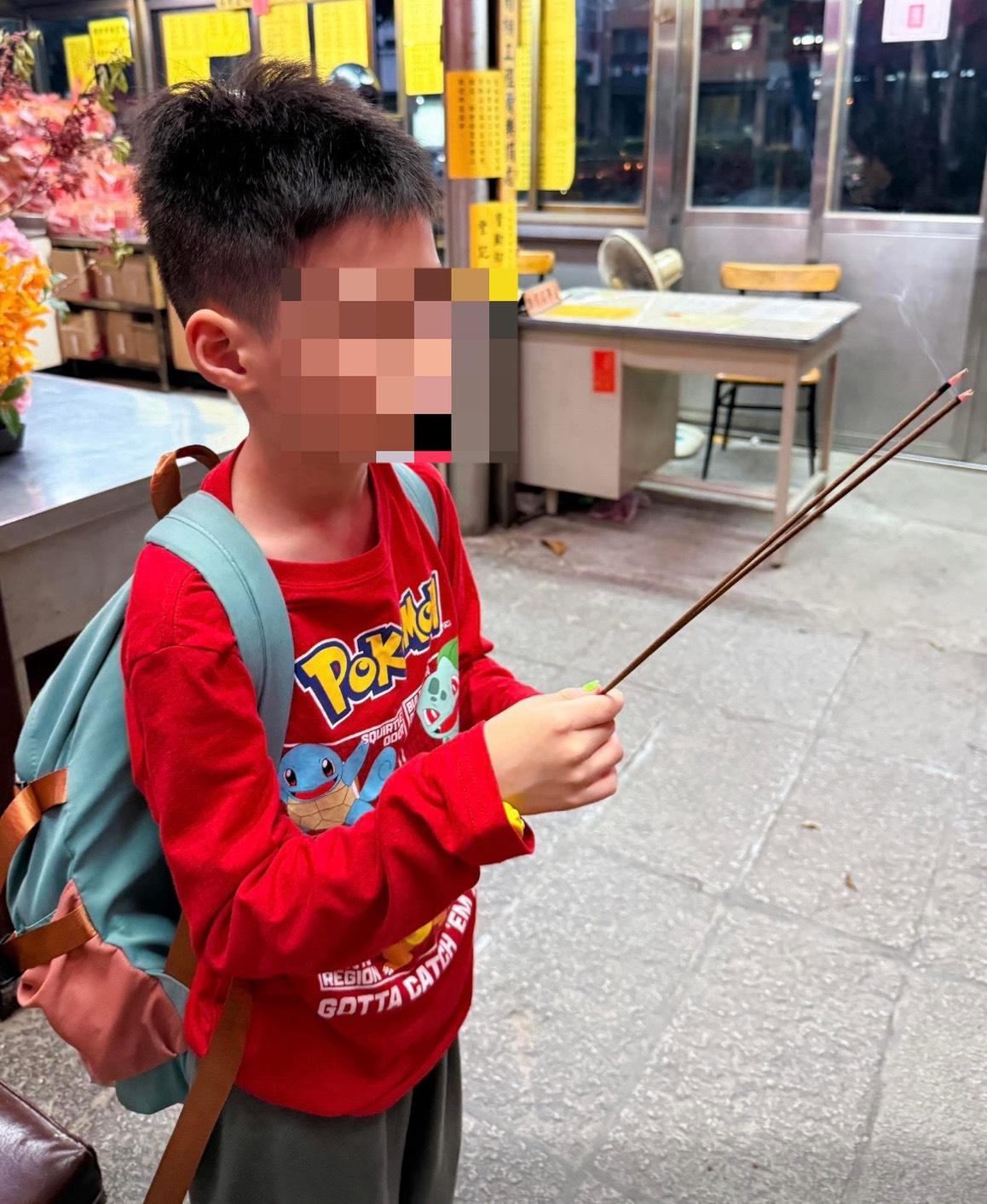 楊元慶表示,當天比完賽後,帶著兒子到附近的土地公廟拜拜。(圖/翻攝自楊元慶臉書)