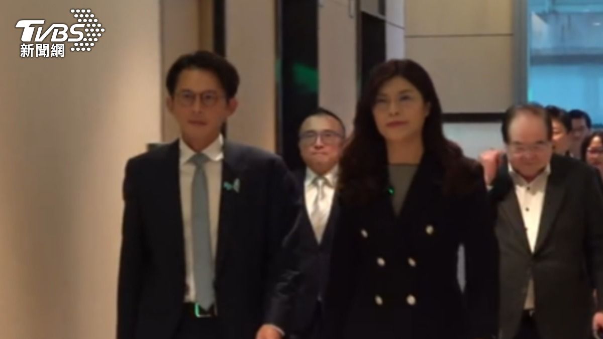 藍白會談! 鄭麗文穿平底鞋 黃國昌別KP徽章。(圖/TVBS)