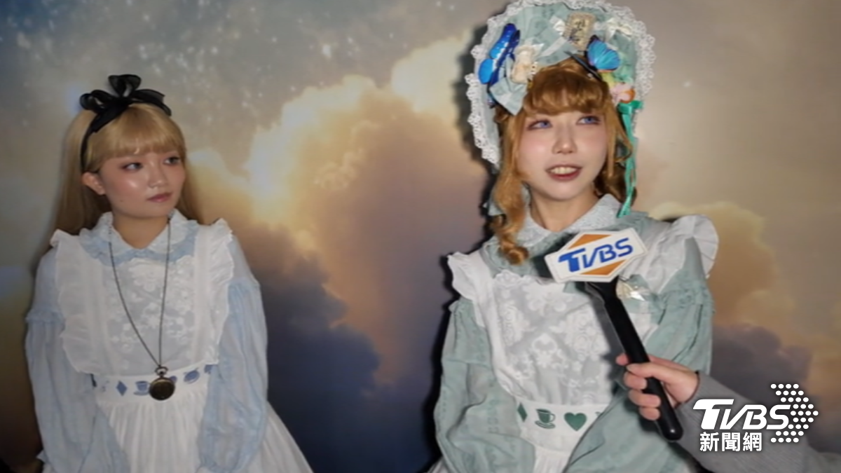 民眾花兩小時扮愛麗絲，來展覽拍照打卡。（圖／TVBS）