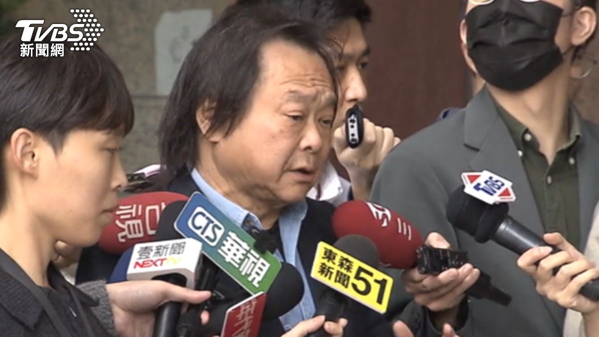民進黨立委王世堅稱讚總統府副祕何志偉是善良的孩子。(圖/TVBS)
