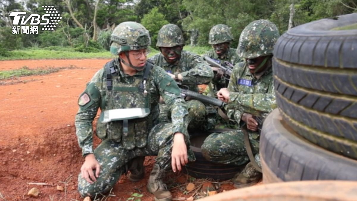 基層士官必須擔任值星班長或值星官,輪值時,人員、紀律、環境、訓練、行政樣樣都管。 同時承擔高度的責任與龐大的壓力。(圖/TVBS)