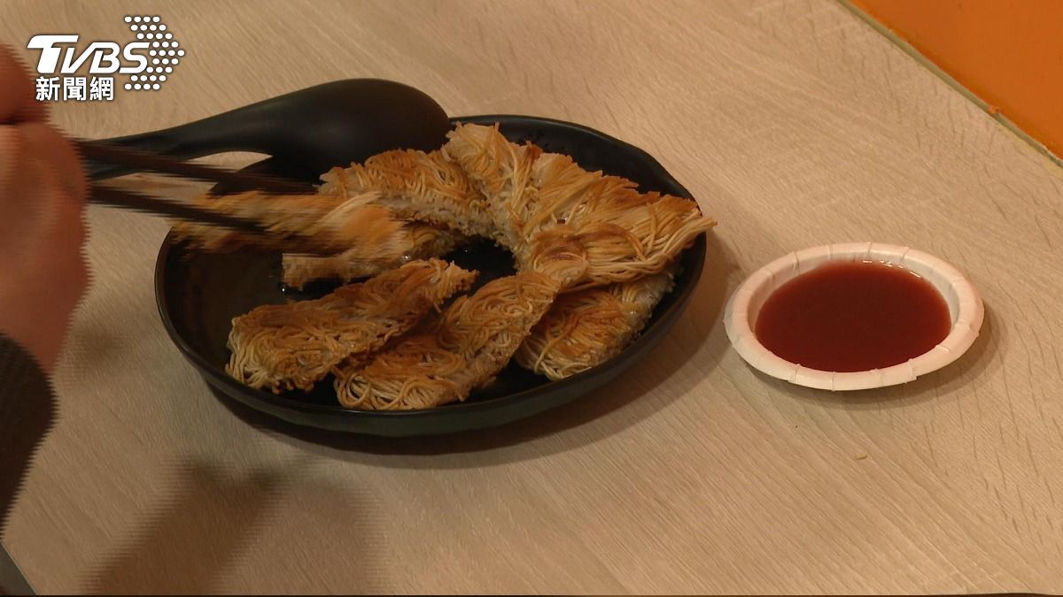 麻油控必嚐!麵線變身「香煎新吃法」 店家曝:搭這醬更對味。(圖/TVBS)