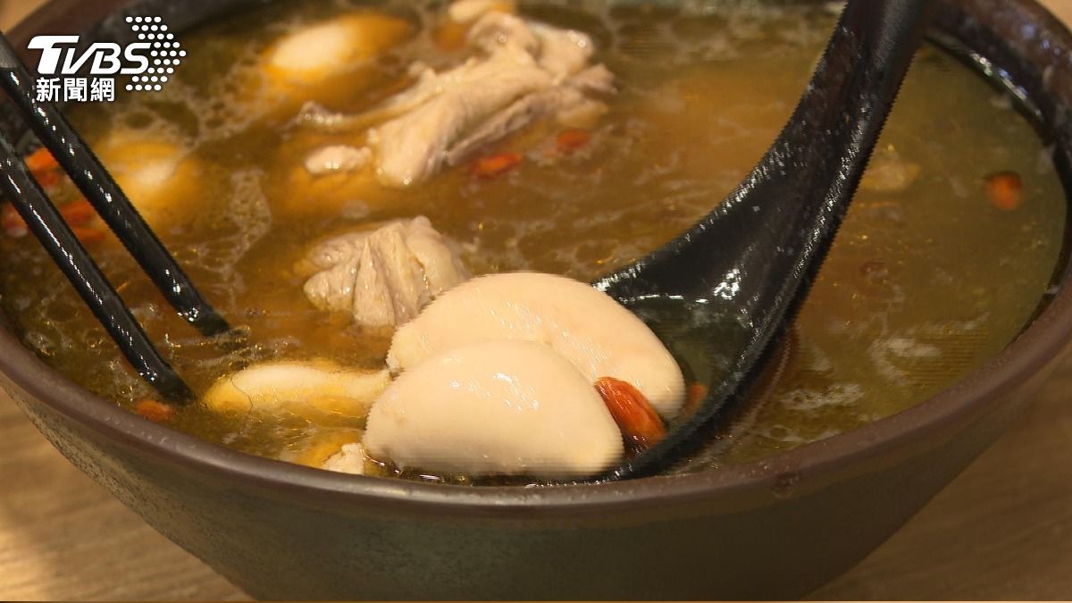 寒流來襲,店內的另一招牌藥燉麻油雞也成為熱門選擇。(圖/TVBS)