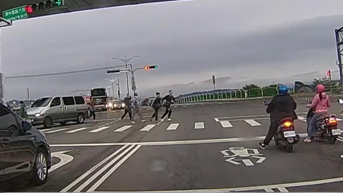 台中大里兩車禍!銀休旅闖紅燈 6男迅速離場。(圖/民眾提供)