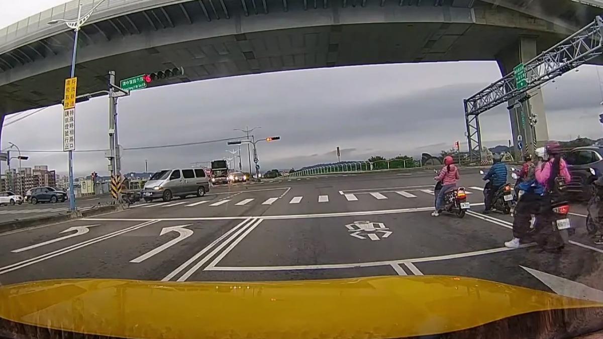 台中大里兩車禍「6男神祕消失」。(圖/民眾提供)