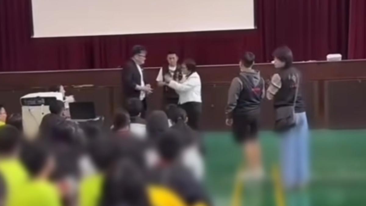 賓賓哥之前在校園開直播,大翻車。(圖/翻攝自抖音)