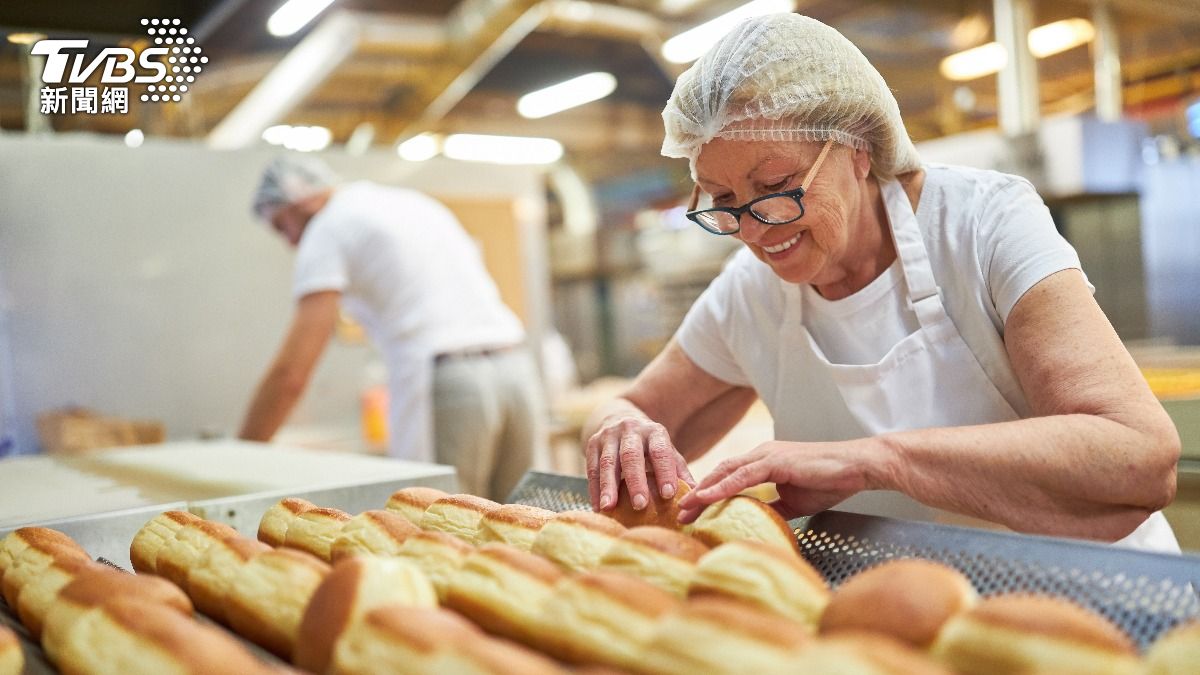 天天滑手機找工作！93歲嬤一身病不敢退休　悲嘆：錢不夠活到死