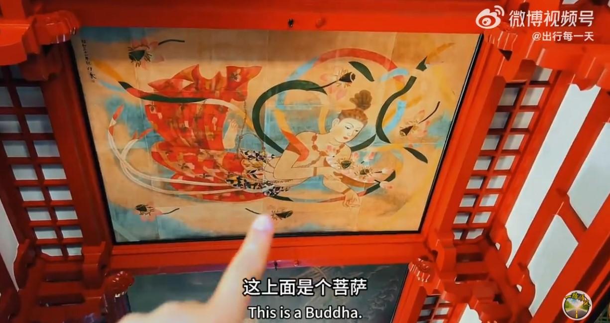 中國遊客表示，淺草寺天井上的壁畫是唐代時期的風格。（圖／翻攝自微博）