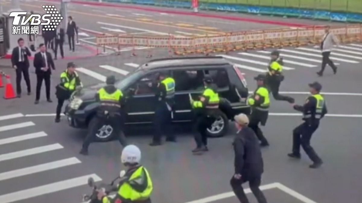 無照駕駛衝入管制區，大批員警包圍阻擋。（圖／TVBS）