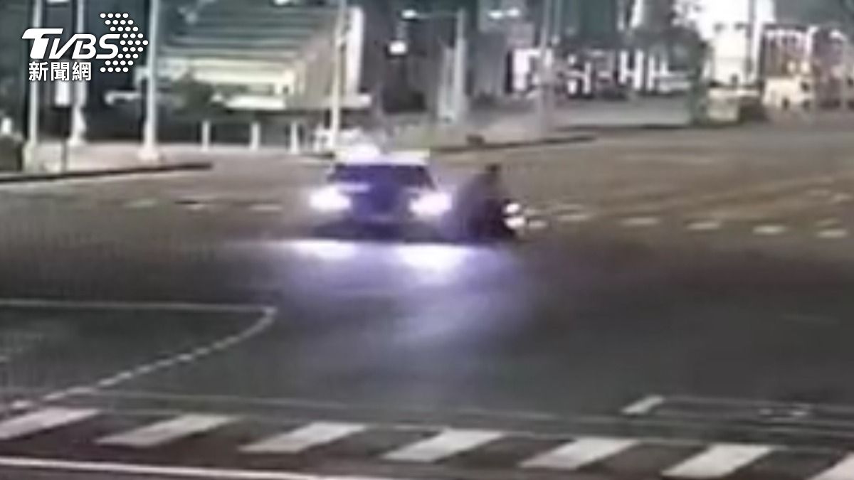 高雄男子凌晨「撞警車」後落跑　「逆向蛇行」遭逮送辦