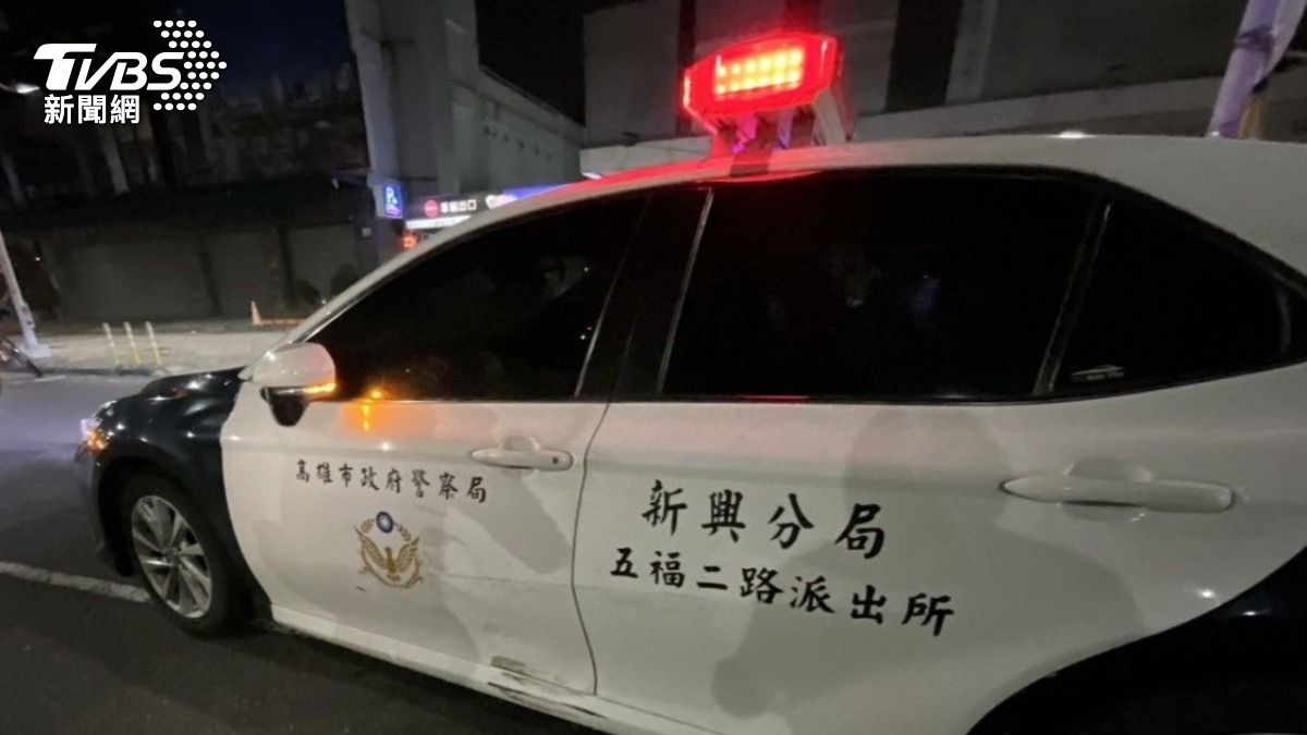 警車左側車門有明顯撞擊痕跡（圖／TVBS）
