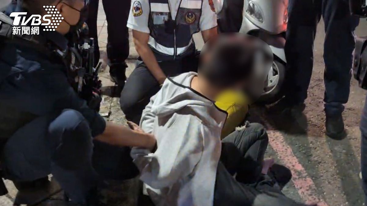 李男情緒相當激動，不斷表示身體不適，立即通報救護人員到場協助送醫。（圖／TVBS）