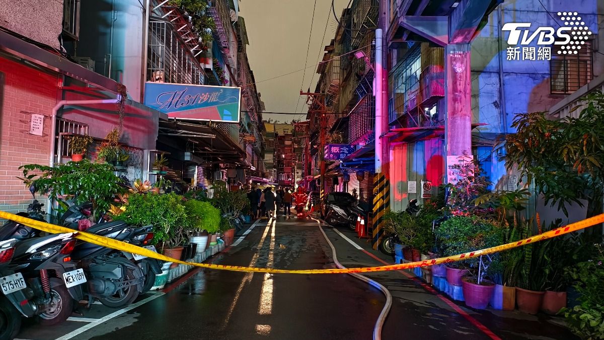 蔡姓鄰長表示,火警發生時正逢停電,電鈴無法使用,她與鄰居只得逐戶敲門提醒住戶下樓避難。(圖/陳冠宇攝)