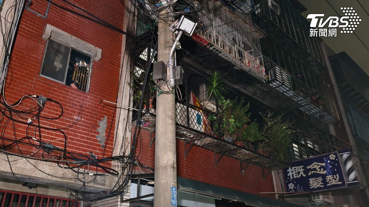 消防人員抵達後從巷口即可看到6號二樓冒出濃煙。(圖/陳冠宇攝)
