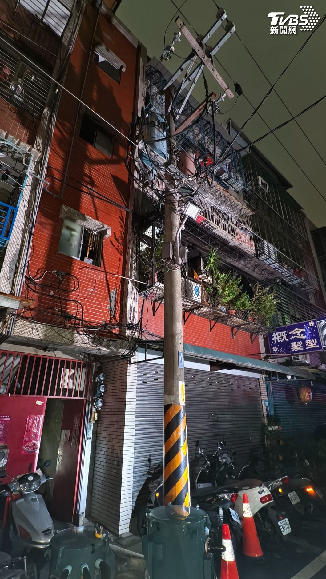 現場外部電箱沒有起火跡象、起火點明顯位於室內,因此初步判斷火警與停電「沒有直接關聯」。(圖/陳冠宇攝)