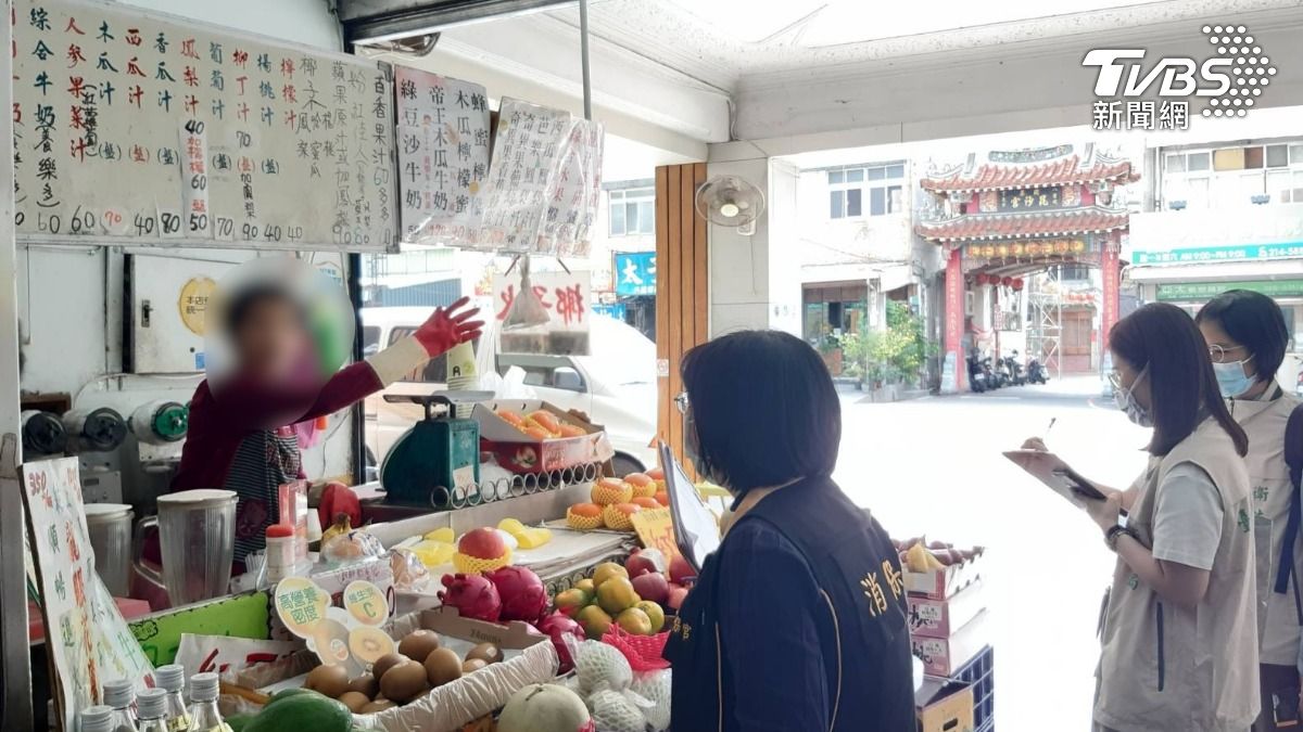 民眾反映水果店購買3杯果汁被收了750元。(圖/TVBS)