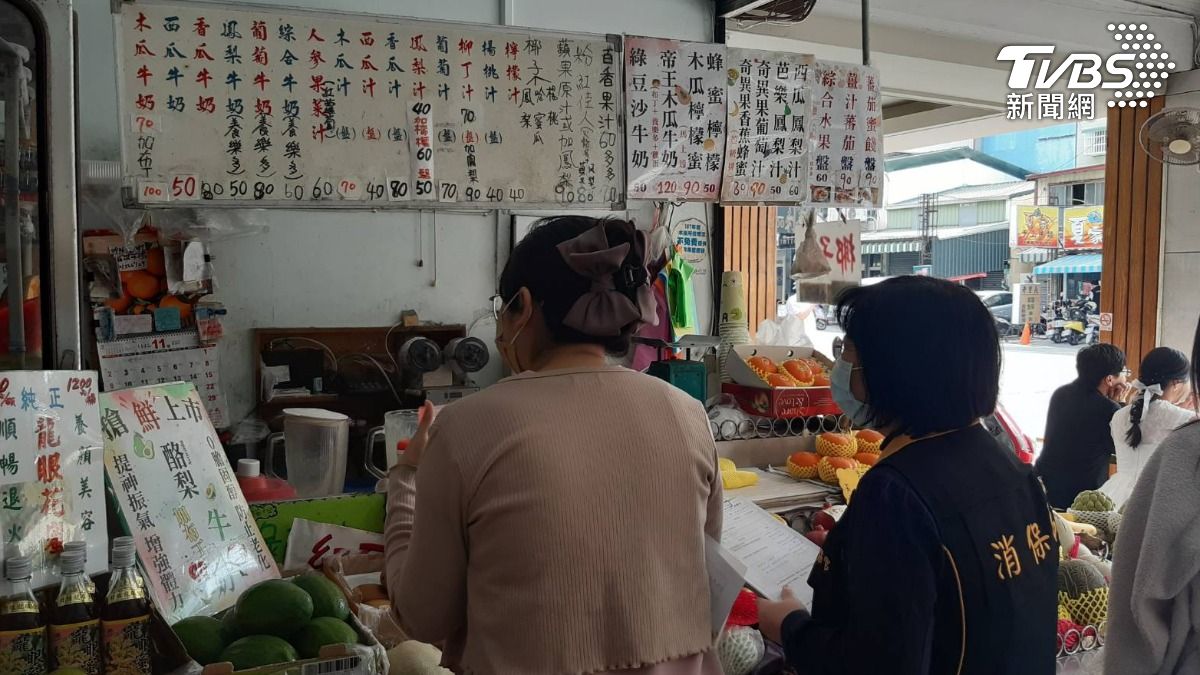 民眾反映水果店購買3杯果汁被收了750元。(圖/TVBS)