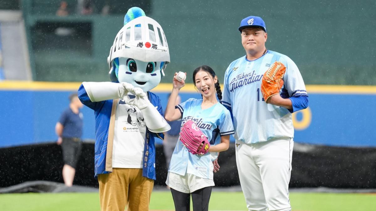 富邦悍將吉祥物Frankie(富藍奇)(左)。(圖/翻攝自Fubon Guardians 富邦悍將棒球隊 臉書)