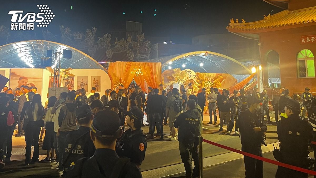警方出動大批警力在場蒐證。（圖／TVBS）