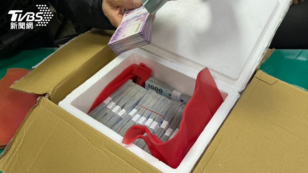 保麗龍盒包裹偽裝成「團購海鮮盒」,其實裡面裝有200萬鉅款。(圖/TVBS)