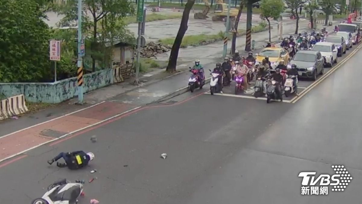 對向停等紅燈的騎士們當場嚇傻。(圖/TVBS)