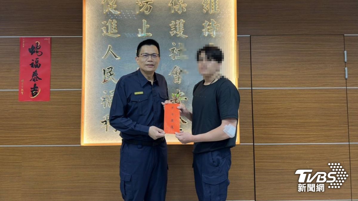 土城分局長陳建龍(左)前往慰問。(圖/TVBS)