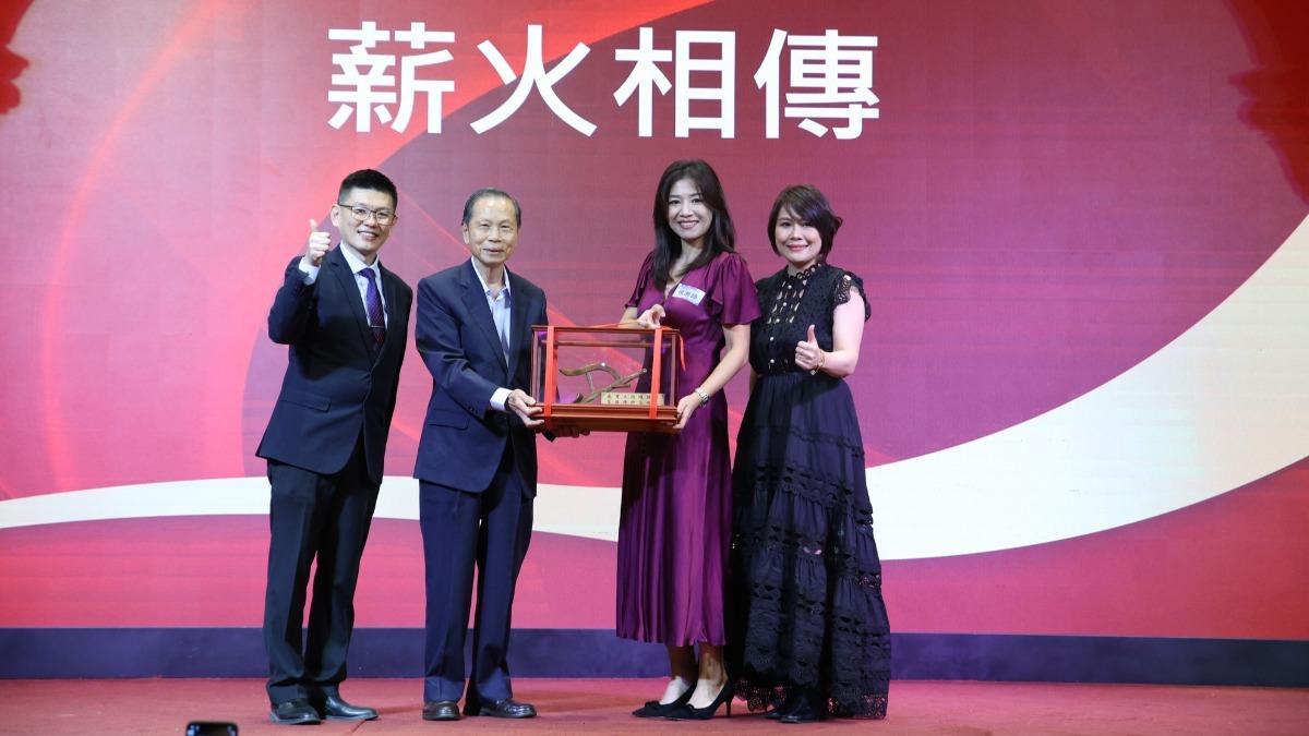 侯湘婷(右二)久違露面。(圖/翻攝自臉書)