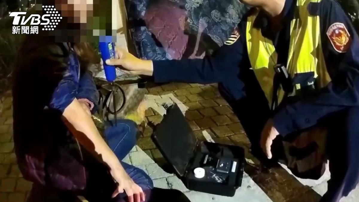 兩部機車對撞事故,警方到場後對女騎士進行酒測。(圖/TVBS)