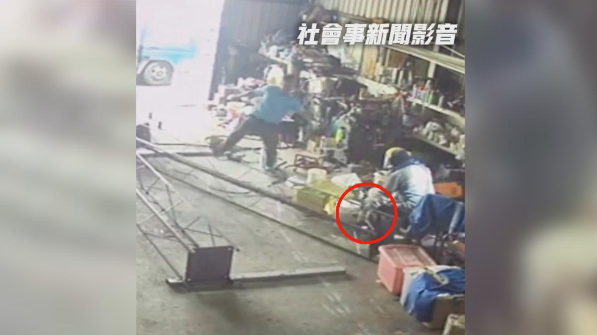 抓鐵架瞬間「被電黏住」!工人狂跳甩不開,同事踹救驚悚曝光。(圖/翻攝社會事新聞影音)