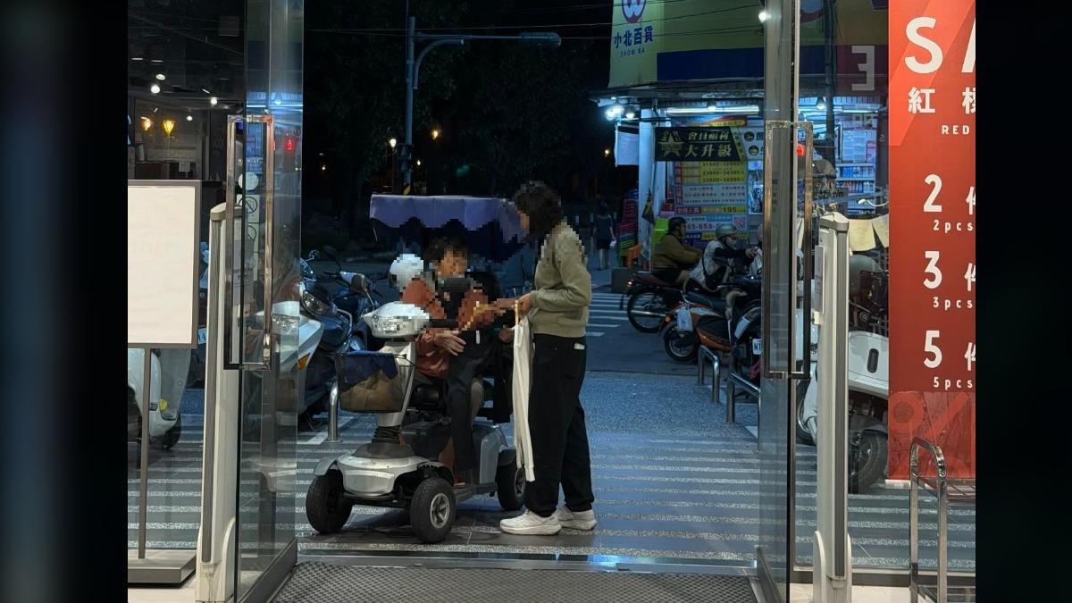 民眾目擊連鎖服飾品牌店門外，有行動不方便的阿嬤，店員親自拿衣服到店外提供挑選。（圖／double__girl提供）