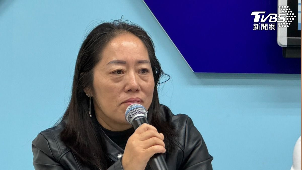 遭解職中配村長鄧萬華哽咽「黑熊要我滾回中國」。(圖/陳怡潔攝)