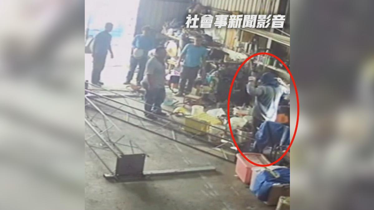 一名工人因為觸電,手和鐵架黏住甩不開,幸虧同事機警斷電,最後才順利脫困。(圖/翻攝社會事新聞影音)