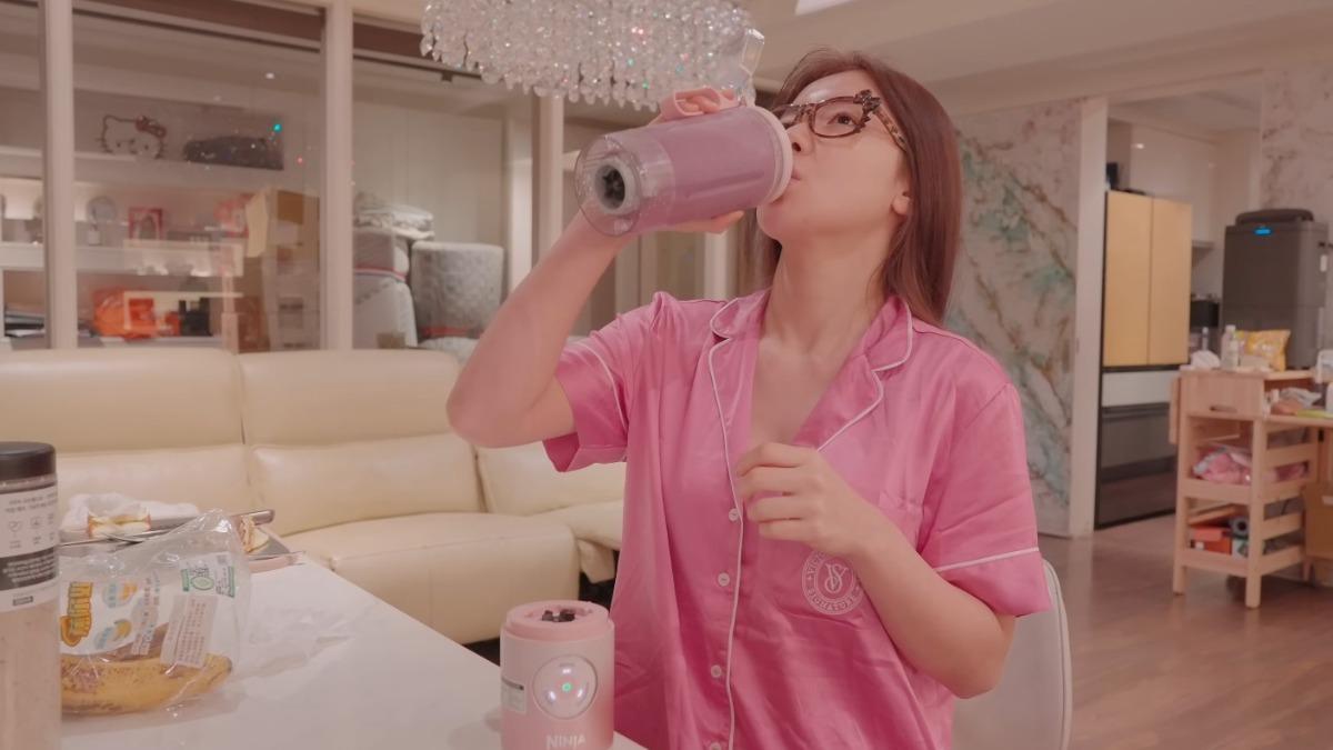 李多慧也會自製果昔代替早餐。（圖／翻攝自이다혜 李多慧yt）