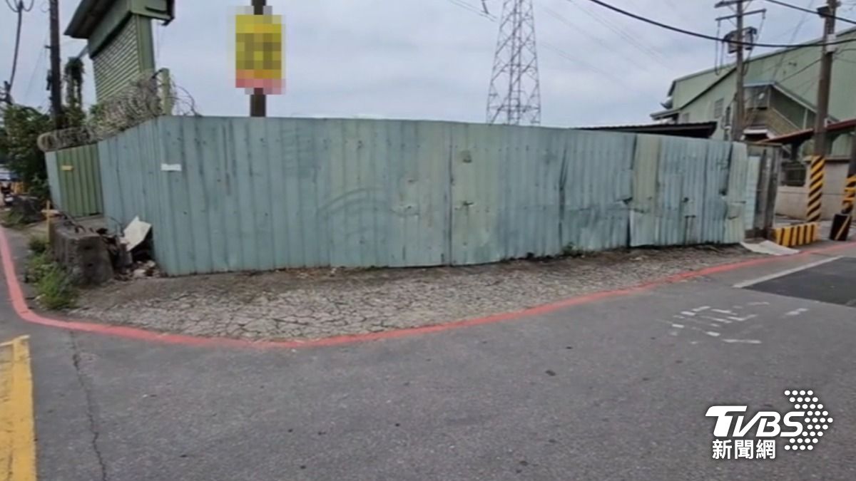 違停地點警認「私人地」未開單僅驅離。(圖/TVBS)