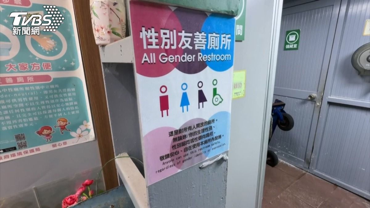 公廁驚見伸手機!女怒喊「抓色狼」男落跑。(圖/TVBS)