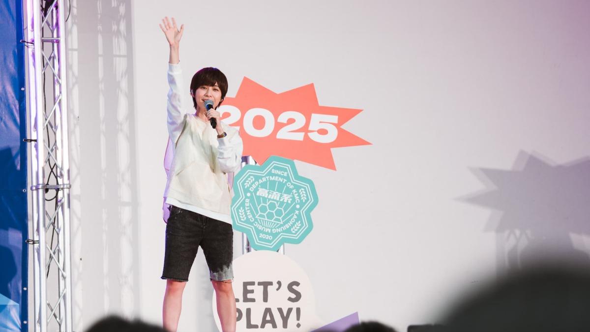 小魏首次踏進小港高中,面對逾千名學生近距離演出。(圖/高流提供)