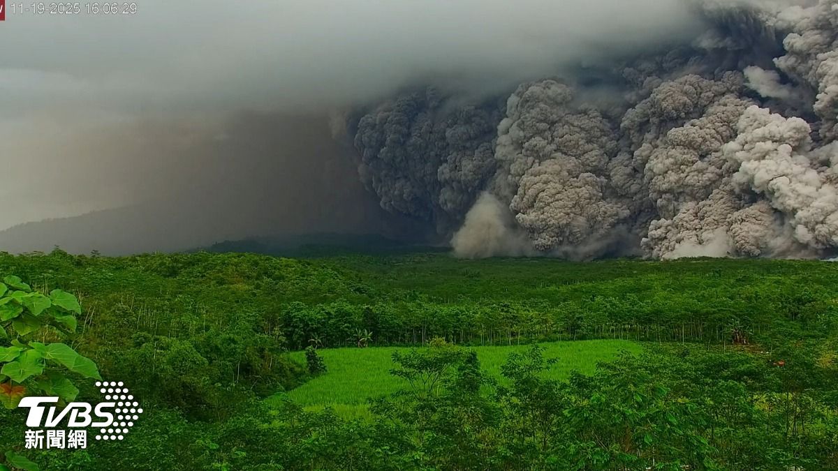 塞梅魯火山噴出巨量火山灰。（圖／達志影像路透社）